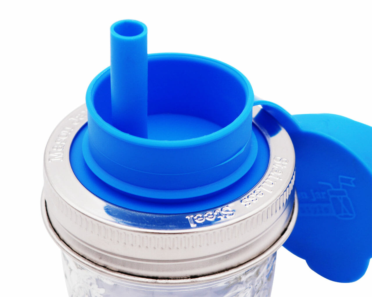 https://masonjarlifestyle.com/cdn/shop/files/mason-jar-life-style-regular-mouth-leak-proof-silicone-built-in-pop-up-straw-lid-stainless-steel-band-bright-blue-detail.jpg?v=1695767570&width=1280