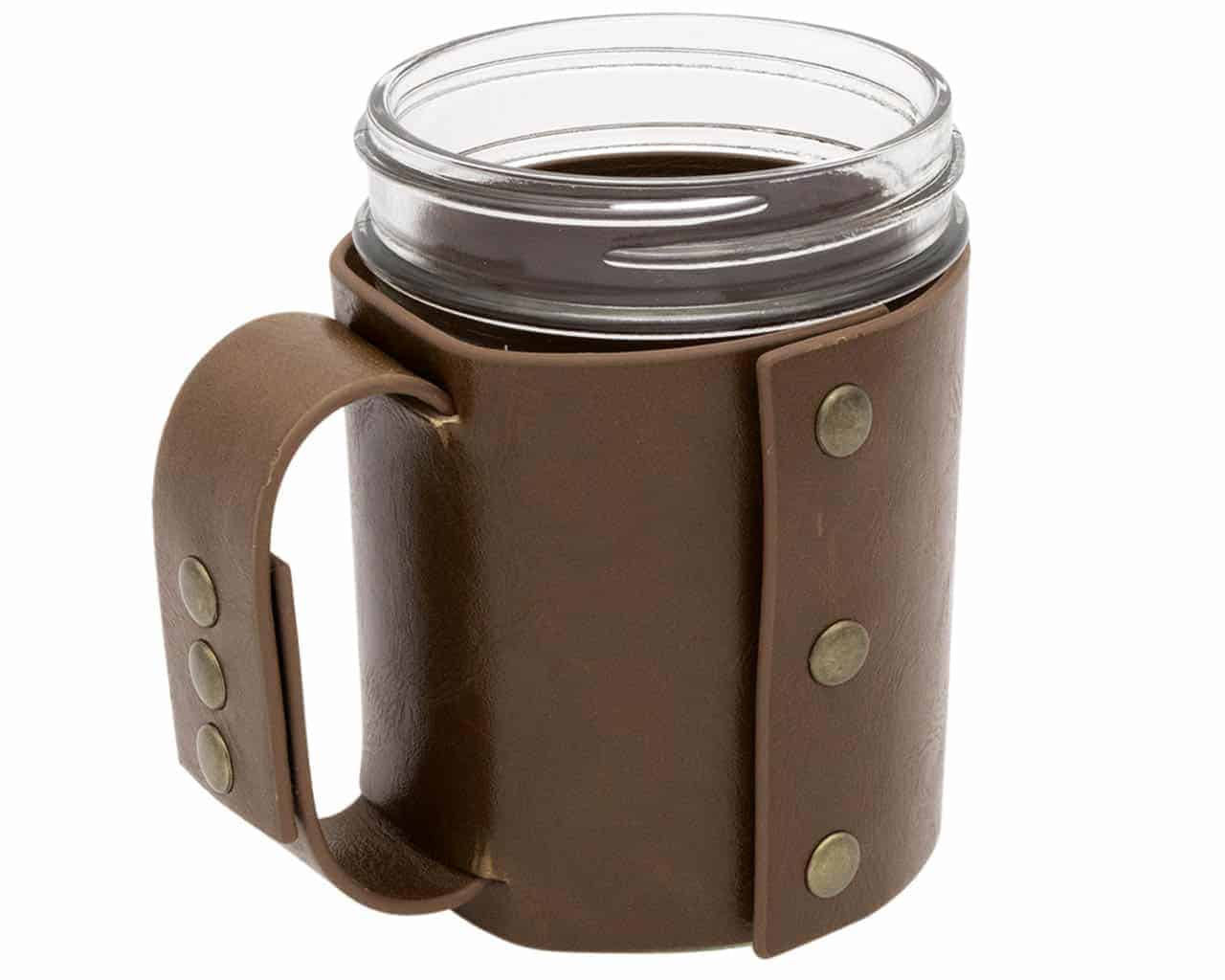 https://masonjarlifestyle.com/cdn/shop/files/mason-jar-lifestyle-faux-leather-holder-travel-mug-handle-wide-mouth-pint-16oz-ball-mason-jar-back.jpg?v=1695765850&width=1400