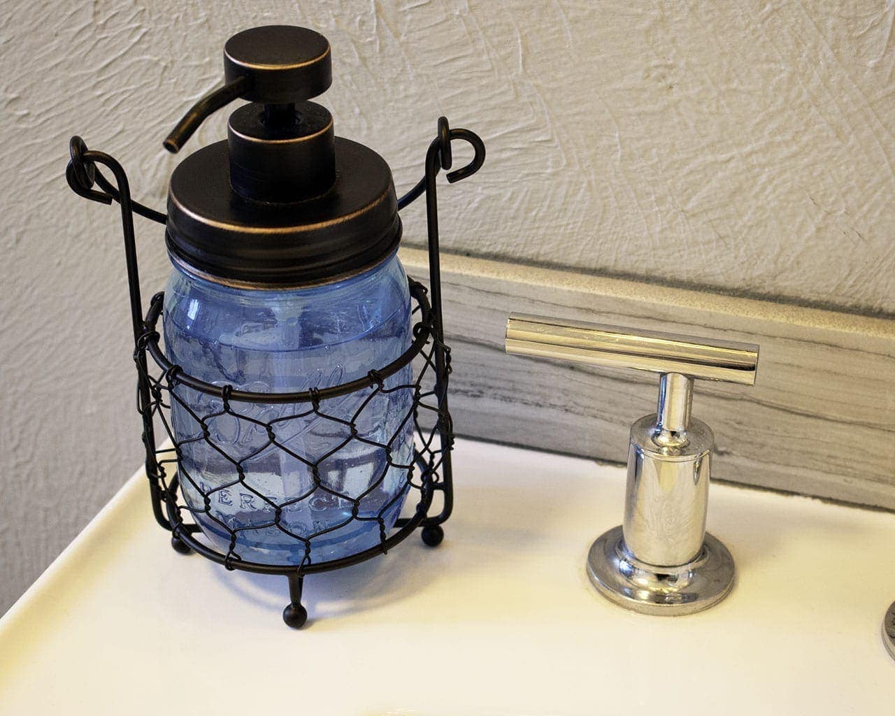 one-jar-caddy-carrying-holding-hanging-pint-16oz-mason-jar-chicken-wire-soap-pump-blue-sink
