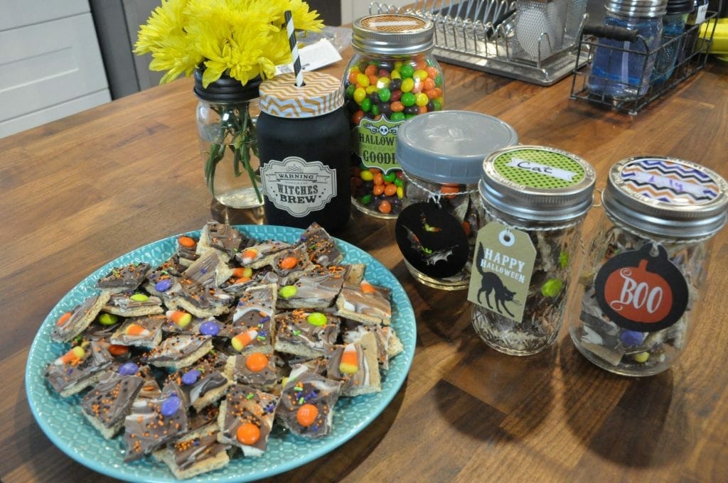 Mason Jar Lifestyle Fall Halloween blog post using lids and accessories to make Ball Kerr canning jars into treats, candy table, gifts, party favors, decorations, solar lights, jack-o-lanterns, pumpkins, luminaries, you've been boo'd booed bark recipe